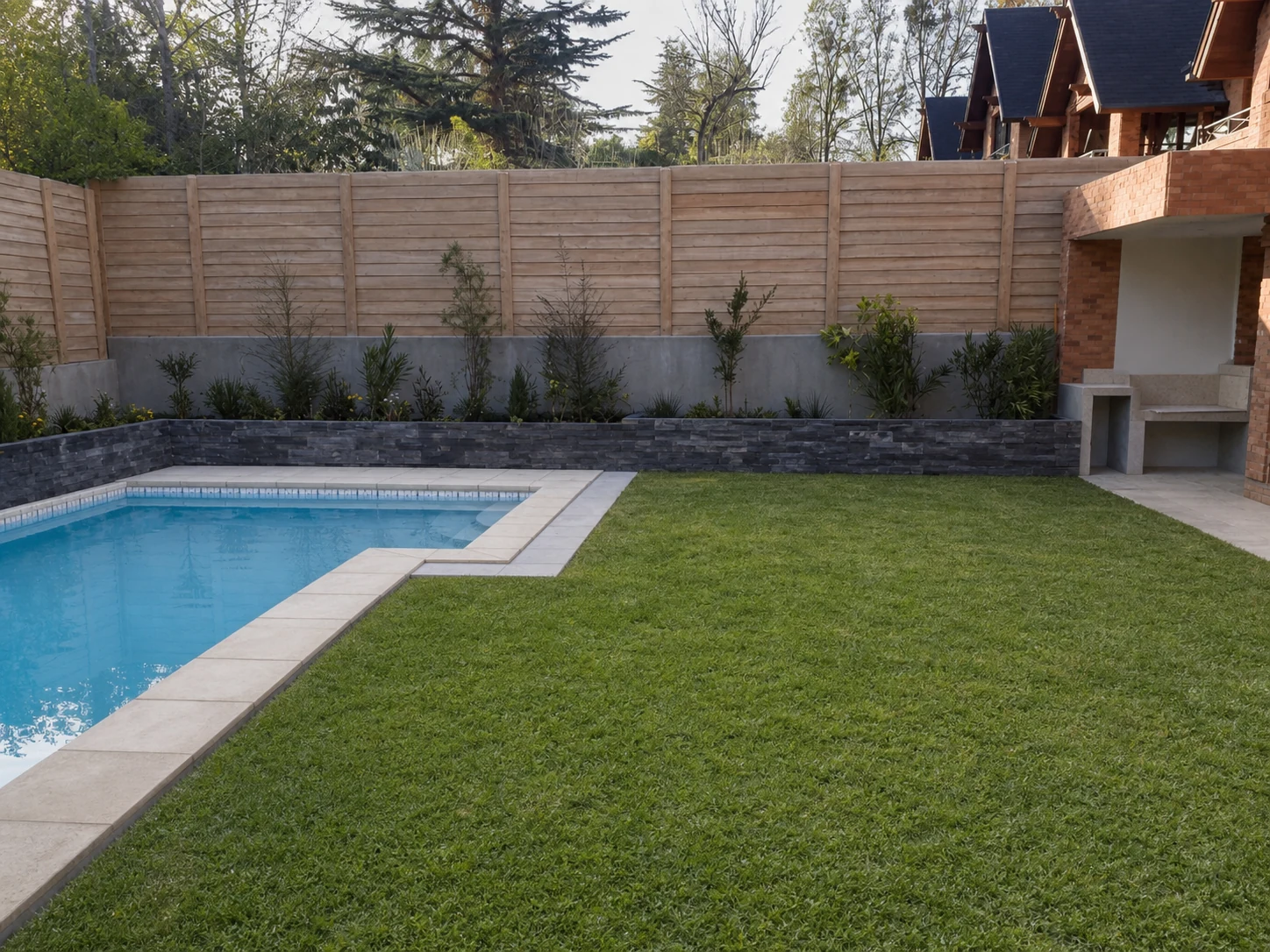 Piscina residencial terminada junto a un jardín